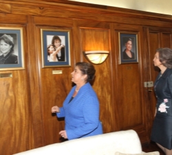 La Reina visita la Secretaría de Igualdada compañada por la Primera Dama del país, Rosa Leal